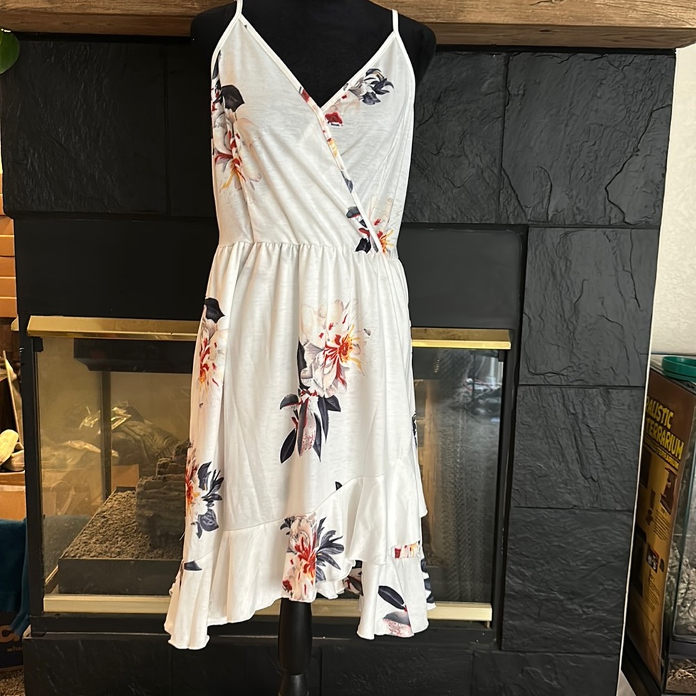White floral Wrap style dress EUC Sz M